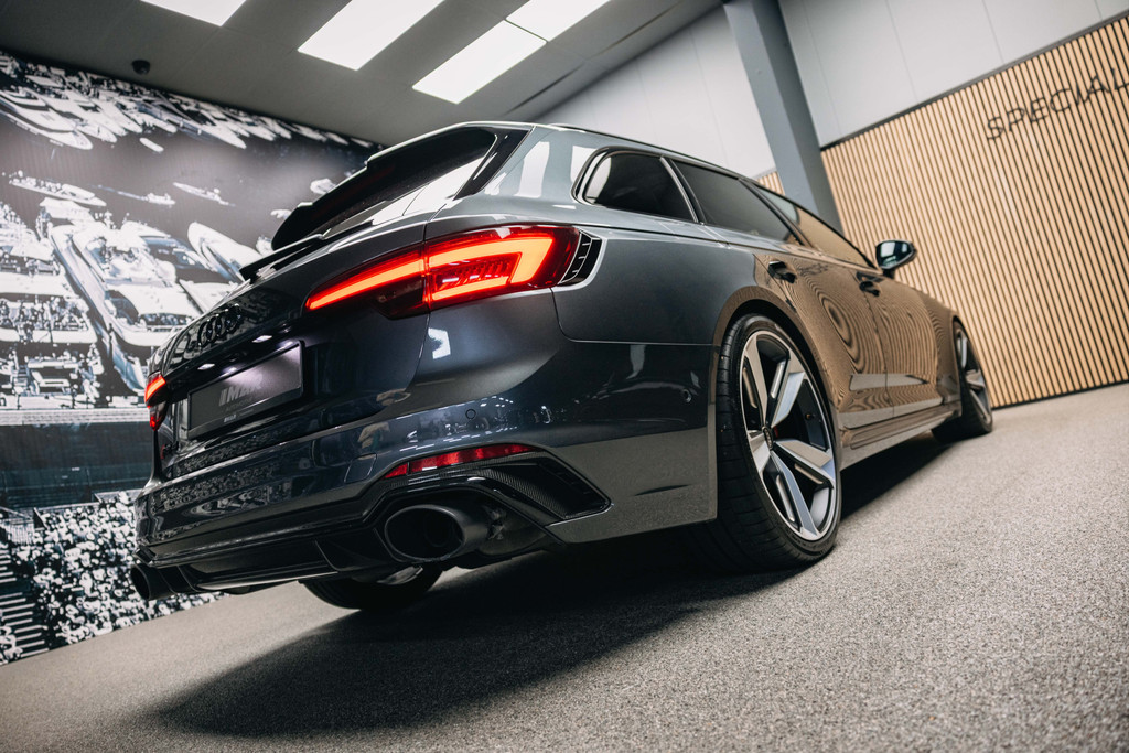 Audi RS4 laag standpunt zijkant