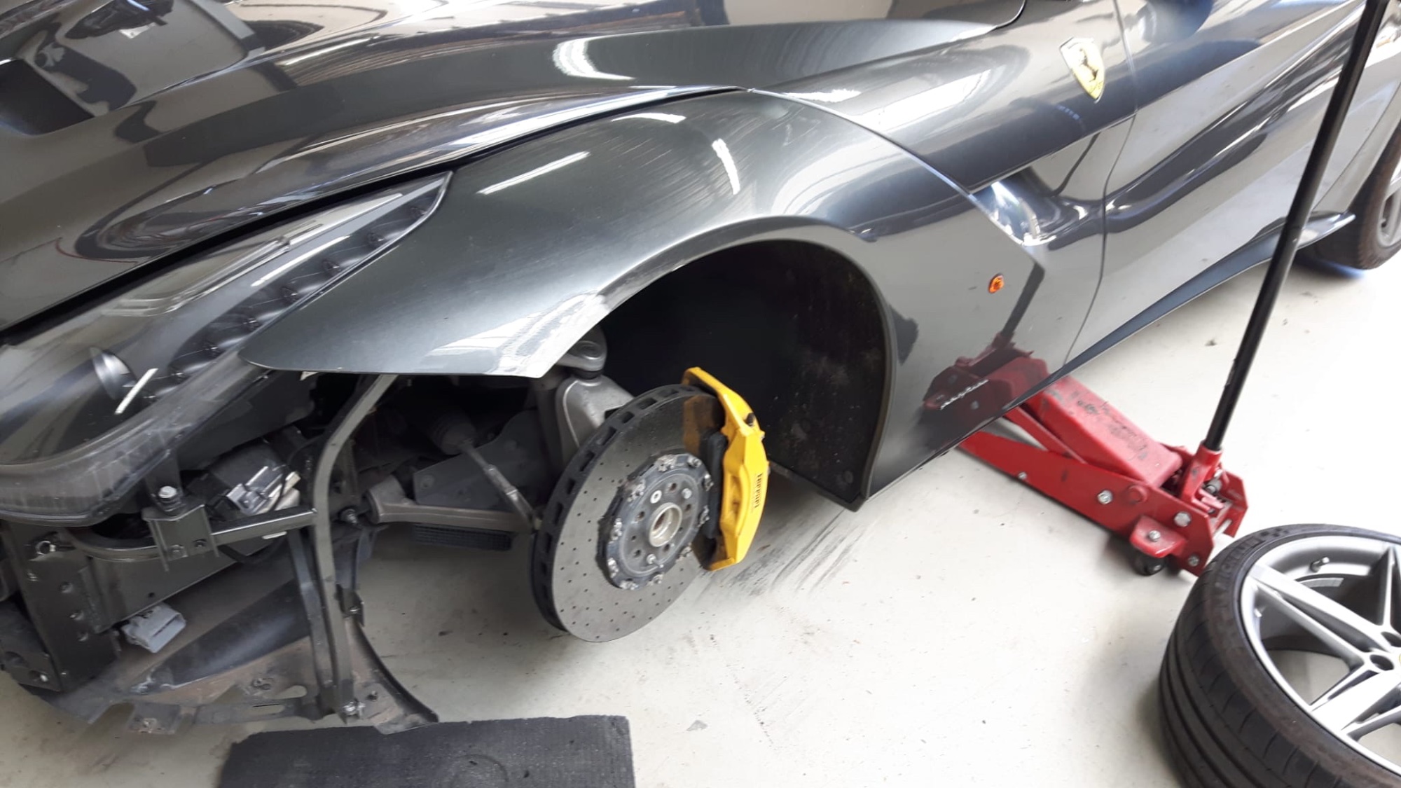 Na – Ferrari spatbord gespoten