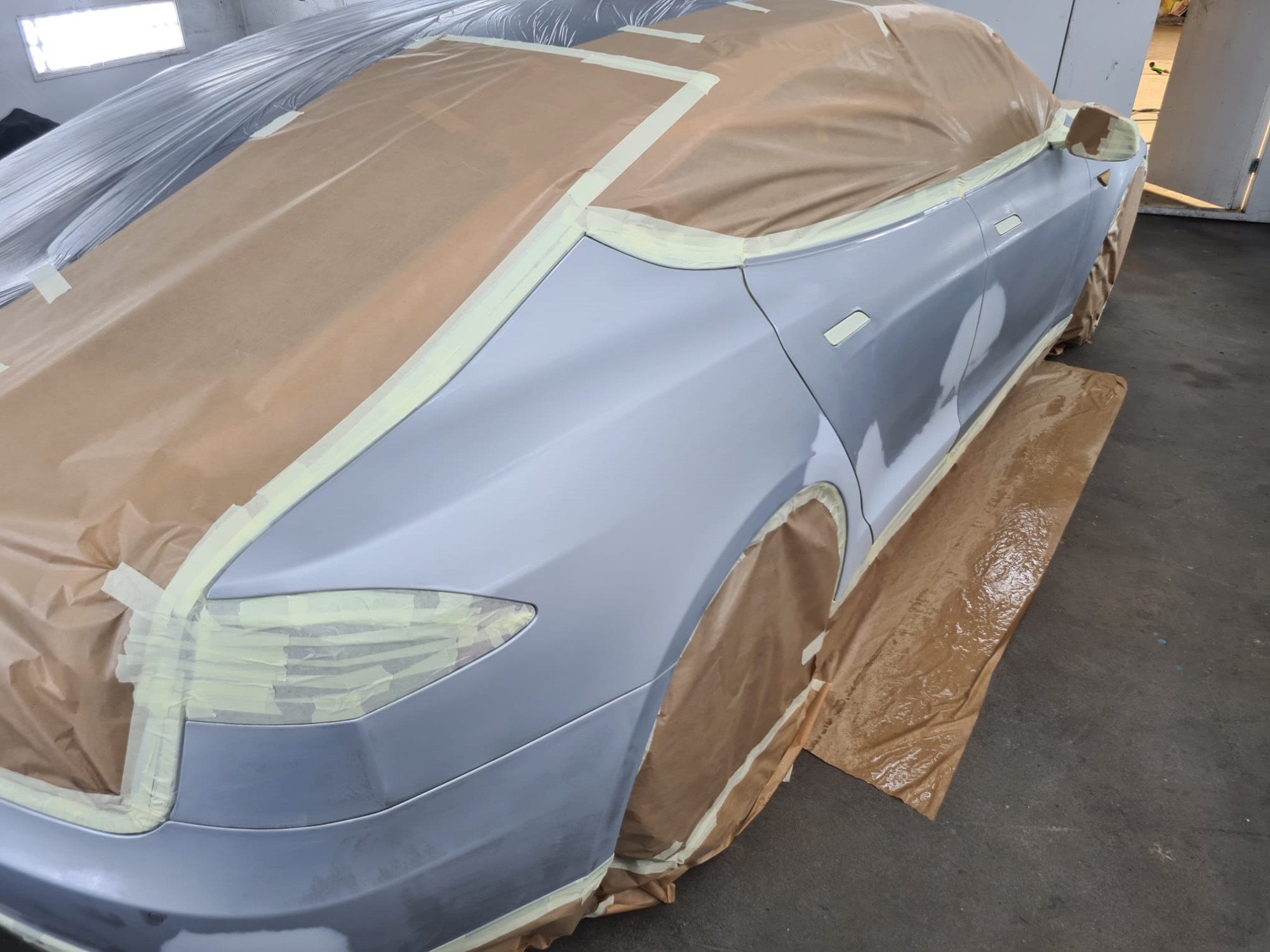 Na – Tesla zijkant gespoten