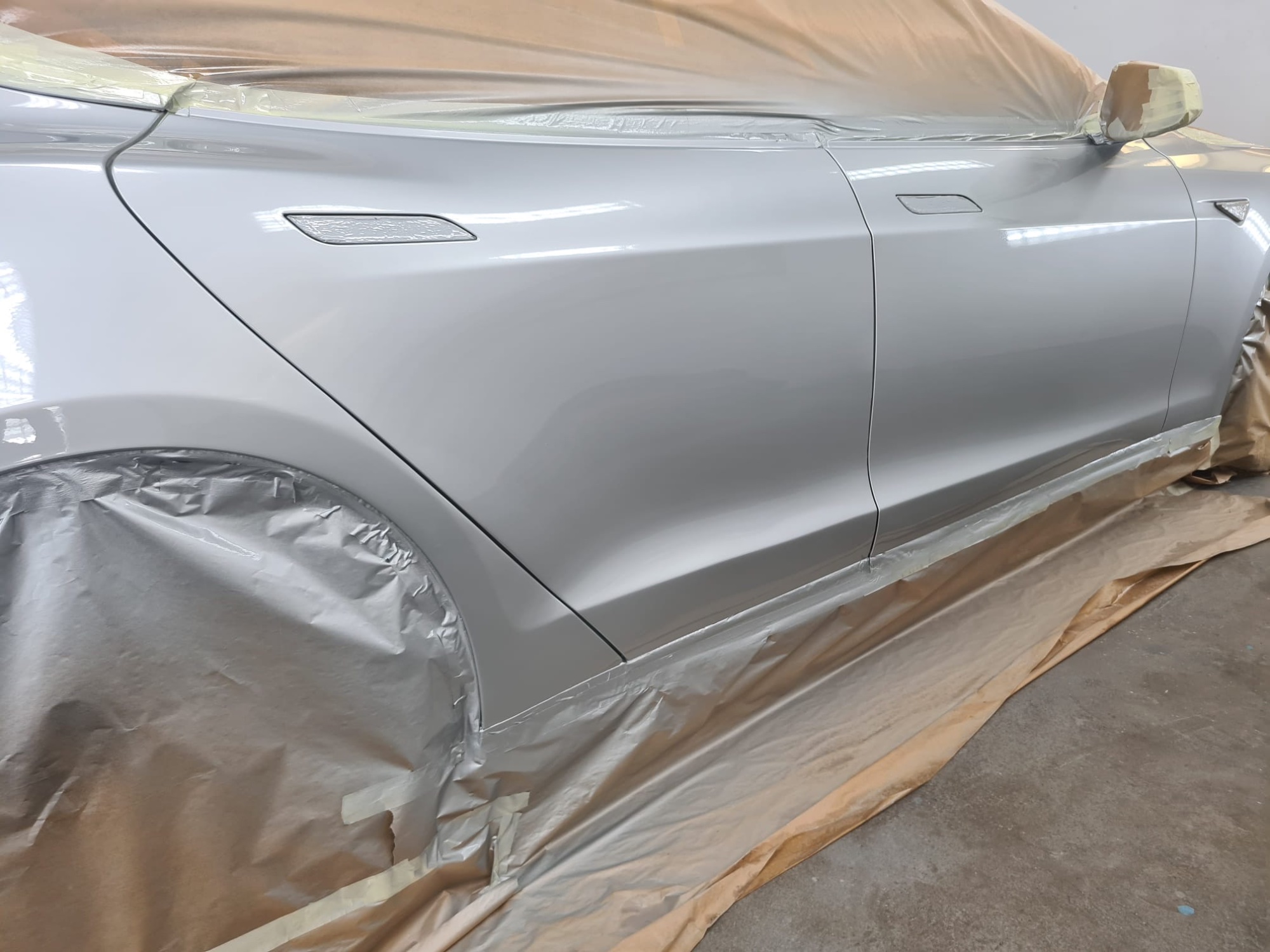 Voor – Tesla zijkant